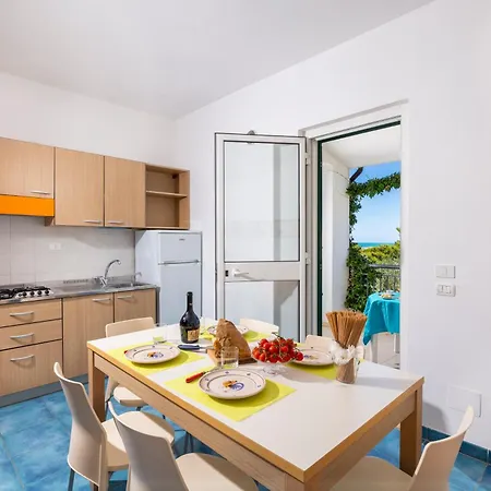 منتزه العطل Baia Degli Aranci & 4*