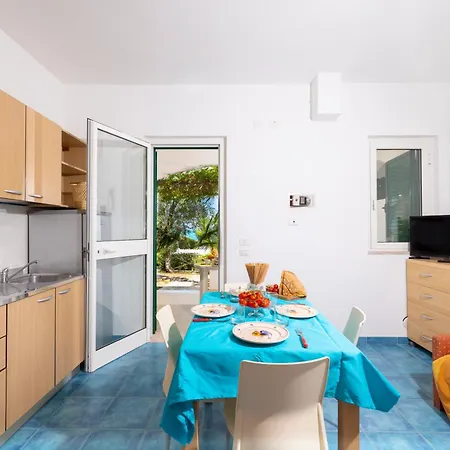 منتزه العطل Baia Degli Aranci & 4*