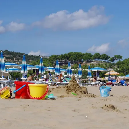 منتزه العطل Baia Degli Aranci & 4*